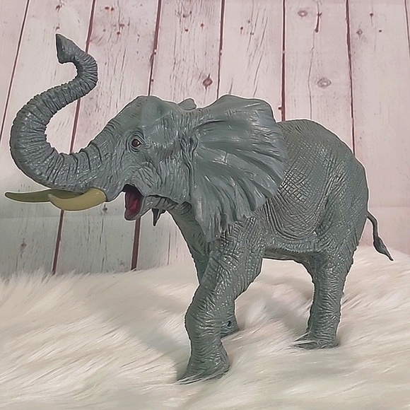 2020 Animal Planet Realistic African Elephant Battery Operated Sound Making Toy - Picture 3 of 17